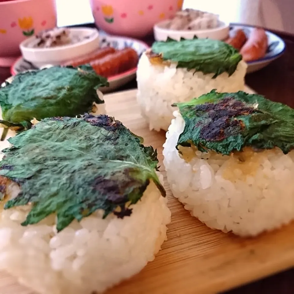 大葉パリッと味噌焼きおにぎりで朝ごはん🌿|とだともさん