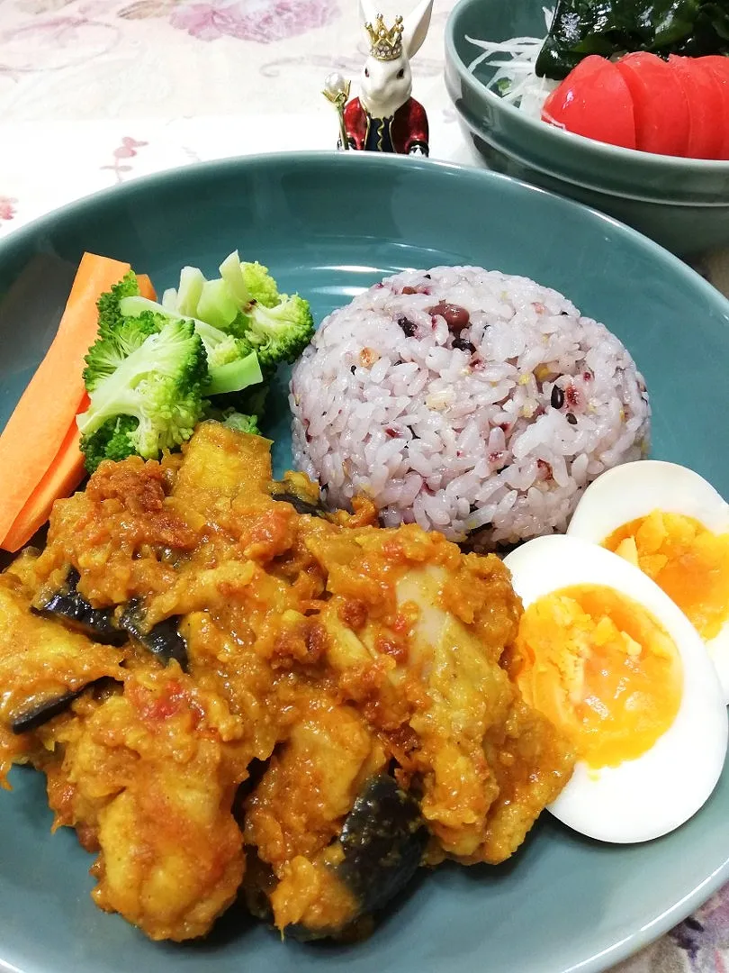 ''21,5/21
手作り🐔ちゃんと🍆のカレーで晩ご飯😋今日は疲れた〜😹|たえさん