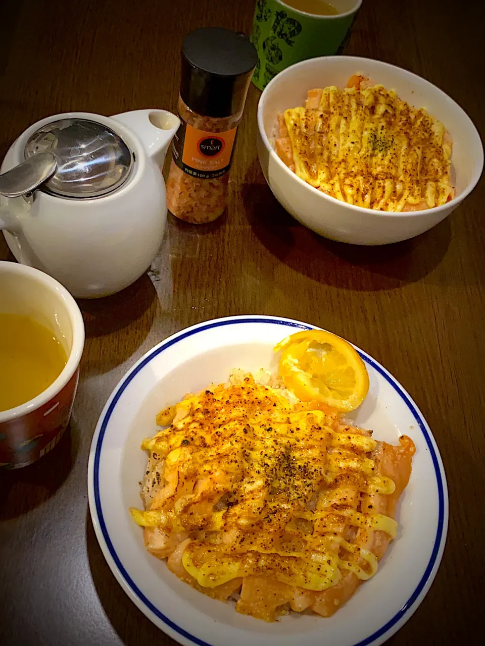 ノルウェーサーモンのマヨ炙り丼　十六穀ごはん　蜂蜜レモン🍋　お茶🍵|ch＊K*∀o(^^*)♪さん