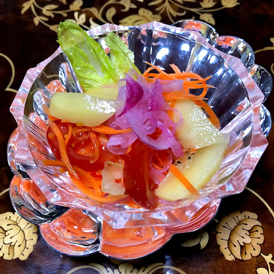 Snapdishの料理写真:ゴールデンキウイ🥝ミニトマト🍅人参ピクルス🥕紫玉ねぎピクルスサラダ🥗|henryさん