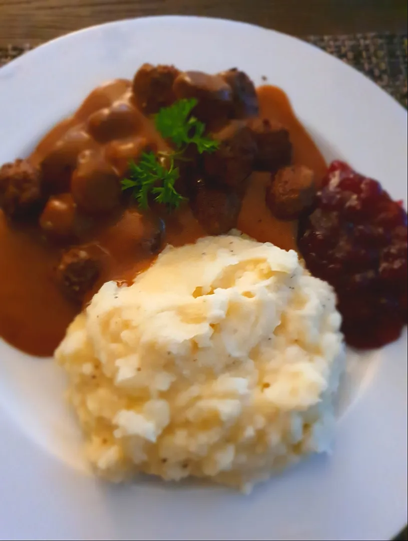 Köttbullar med potatismos, lingonsylt och brunsås!|YCさん