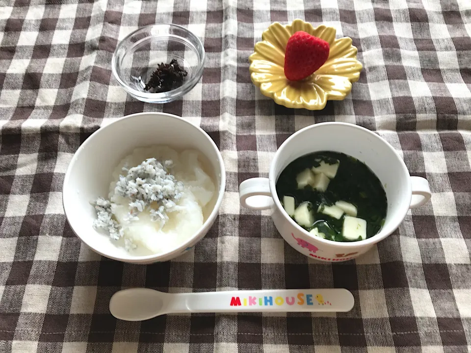 Snapdishの料理写真:【離乳食】しらすおかゆ、ほうれん草と豆腐の味噌汁、いちご、ひじき|sayaさん