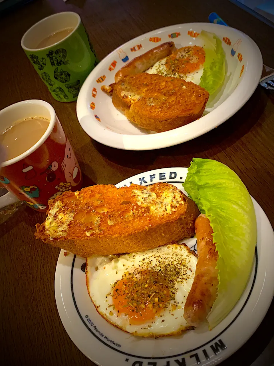 Snapdishの料理写真:ガーリックバタートースト🥖　目玉焼き🍳　粗挽きソーセージソテー　カフェオレ☕️|ch＊K*∀o(^^*)♪さん