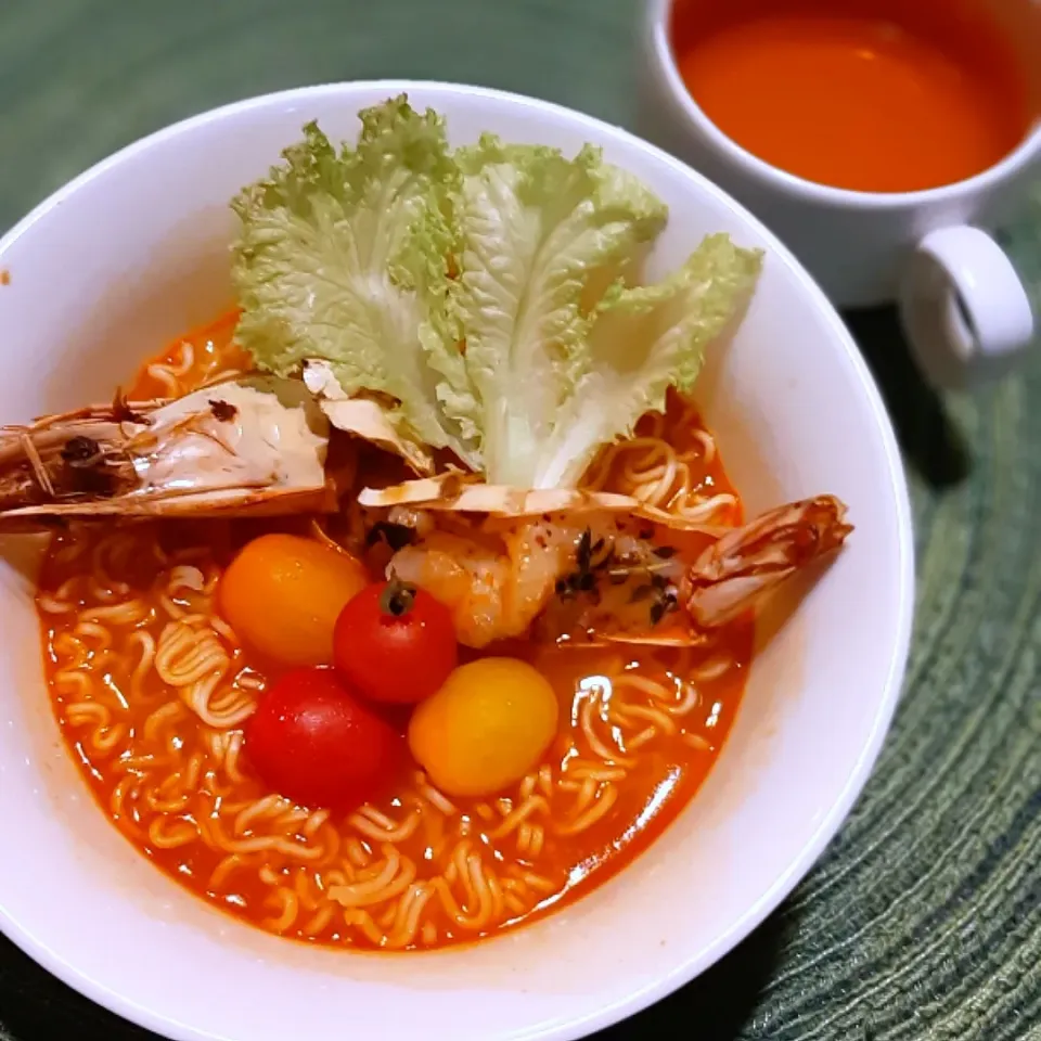 Snapdishの料理写真:Tom yum  noodles with grilled prawn|ģřãçîöůşさん