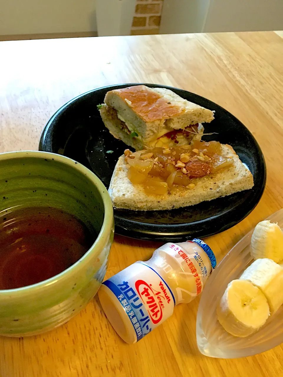 朝焼きごま食パン🍞で林檎コンポートとナッツのオープンサンド♡豆腐ハンバーグとスプラウトのサンドイッチ|さくたえさん