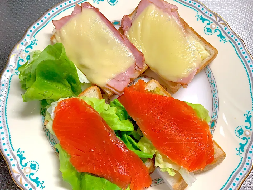 Snapdishの料理写真:スモークサーモンのサンドイッチ🥪ハムチーズトースト🧀今日の昼食20210522|rococoさん