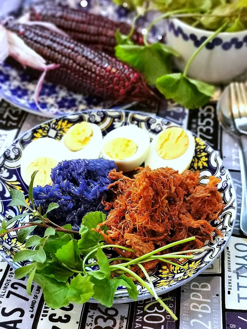 Sticky Rice boiled with Butterfly Pea flower juice🦋💮🌸and  Shredded Pork 🐽|👑Rawi🍁Riw👑さん