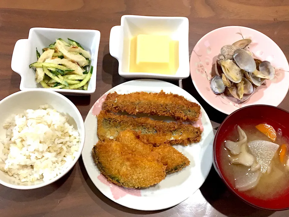 鰯とかぼちゃのフライ 大根と舞茸の味噌汁 あさりの酒蒸し 卵豆腐 ちくわときゅうりの胡麻和え|おさむん17さん