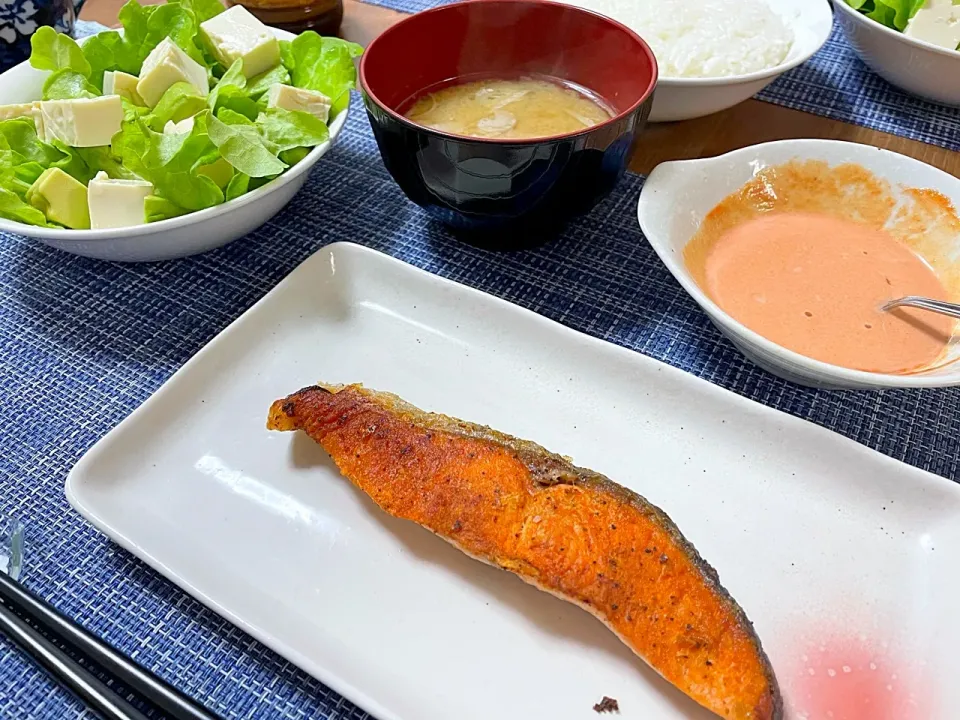 しゃけのバター焼き
レタスアボカド豆腐のサラダ|毎日ご飯さん