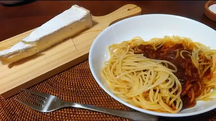 ボロネーゼパスタとブリーチーズ|いろどり☆さん