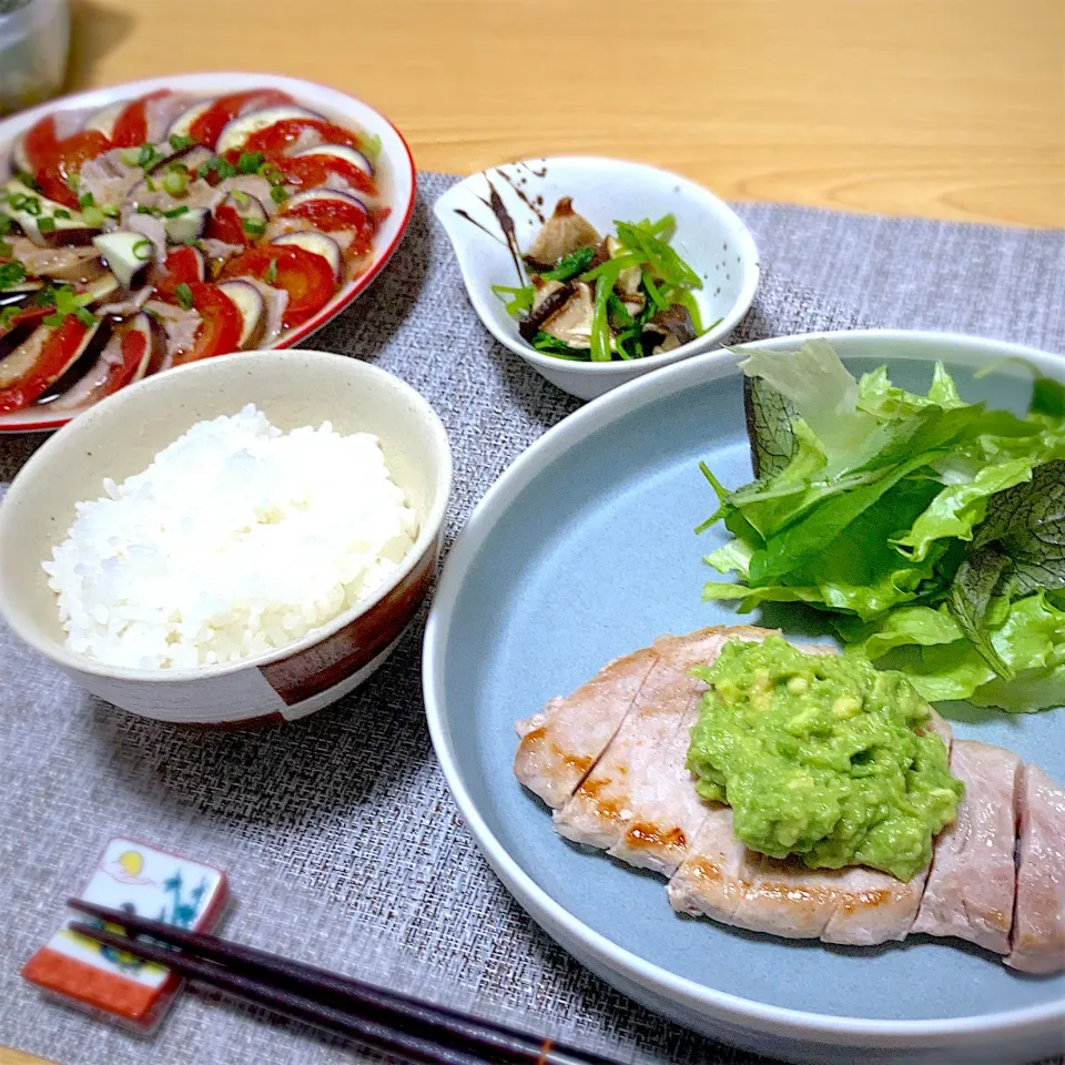 ポークソテーのアボカドソースがけ、ナスとトマトの豚バラ重ね蒸し、三つ葉としいたけのわさび和え|ツインうさぎさん