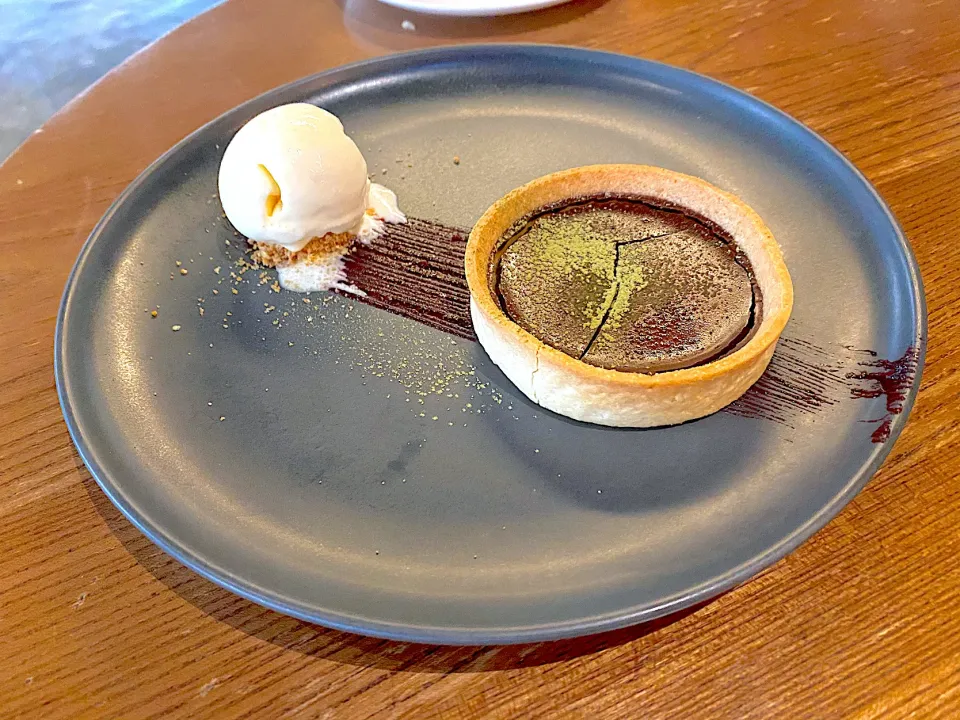 Warm 70% dark chocolate tart with mascarpone ice cream|skyblueさん