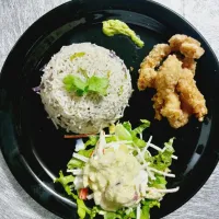 Presenting a typical Onion rice "à la Creole" with deep fried crunchy escallop.
A fresh crab stick, boiled eggs and lettuce salad, along with a salad dressing made of egg yolk,onion,lettuce and olive oil.
To make this zesty black plate more savoury the dish is accompanied with a home-made chilli paste. |ritishさん