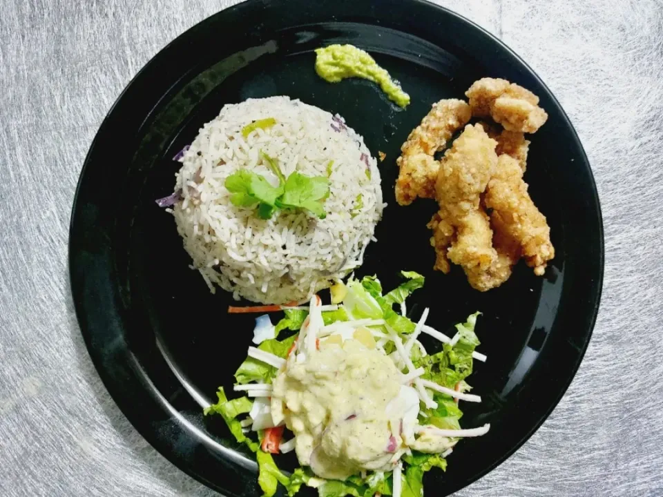 Presenting a typical Onion rice "à la Creole" with deep fried crunchy escallop.
A fresh crab stick, boiled eggs and lettuce salad, along with a salad dressing made of egg yolk,onion,lettuce and olive oil.
To make this zesty black plate more savoury the dish is accompanied with a home-made chilli paste. |ritishさん