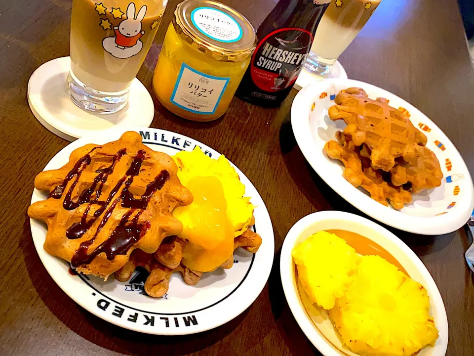 Snapdishの料理写真:ココアワッフル🧇　パイナップル🍍　チョコレートソース　リリコイバター　ツートンカフェオレ🍹|ch＊K*∀o(^^*)♪さん