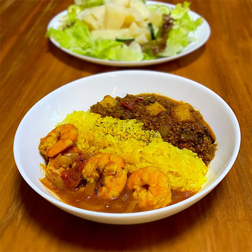 カレー合掛け🍛🥄 海老のココナッツカレーと茄子たっぷりのキーマカレー🍛✨ターメリックライスと❣️|みかりんさん