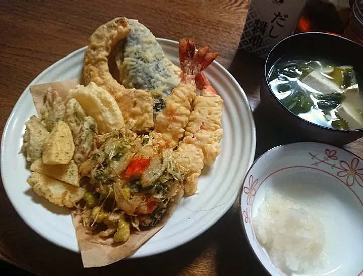 天ぷらいろいろ
海老 茄子 南瓜 玉葱 じゃがいも
かき揚げ
(枝豆 海老 かいわれ 玉葱)|たつかばさん