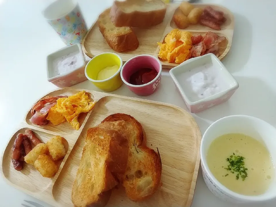 Snapdishの料理写真:子供たちの朝ごはん☕️🍞🌄
塩フランスパン🥖
ベーコン
チーズ入りスクランブルエッグ
ポークビッツ
ハッシュドポテト
コーンスープ
ベリーヨーグルト|プリン☆さん