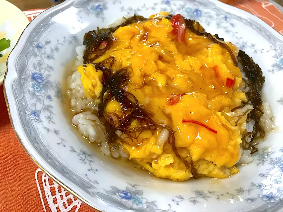 カニカマ入り天津飯❤️もずくをトッピング|えいぽんさん