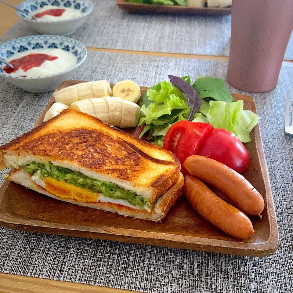 アボカド卵のホットサンドで朝食|ツインうさぎさん