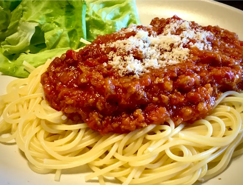 Snapdishの料理写真:大豆のお肉で＂ミートスパ＂                 (ﾎﾞｽﾄﾝﾚﾀｽ添え)|mottomoさん