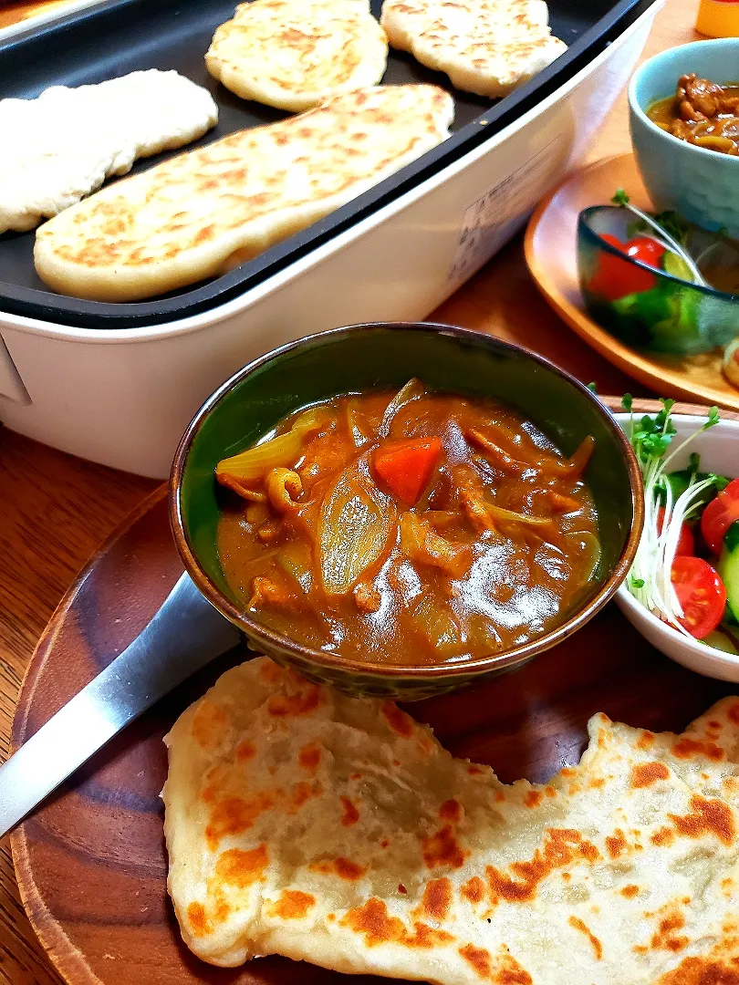 Snapdishの料理写真:手作りナンとカレー🍛|かのりさん