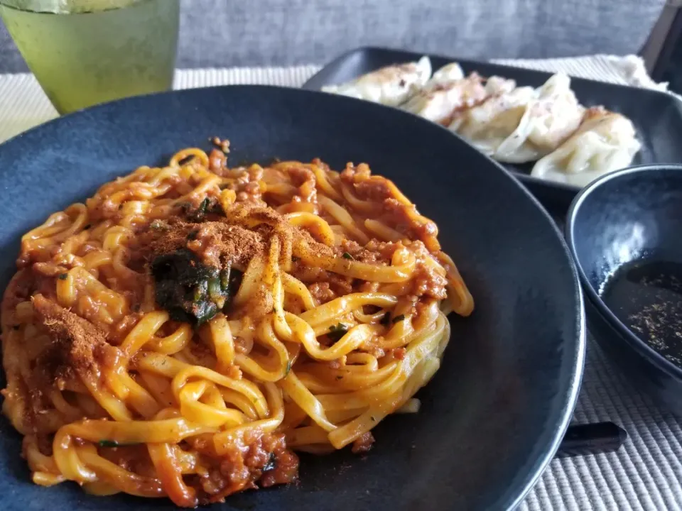 冷凍の汁なし担々麺と餃子|しあるさん