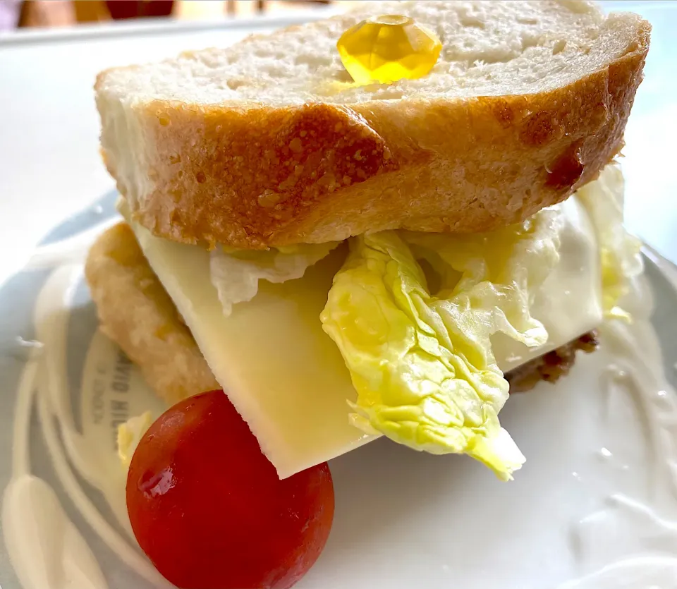 バンズがなくてパン🥪ではさむ🍔|みうのすけさん