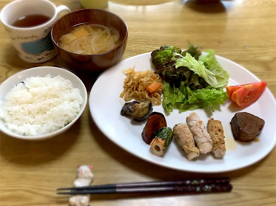 Snapdishの料理写真:豚肉の梅しそ巻き・大トロかつお煮・ちくわ焼き・キャラメルポテト・茄子の南蛮漬け・切り干し大根煮・サラダ・味噌汁・ご飯|ちびろ菌さん