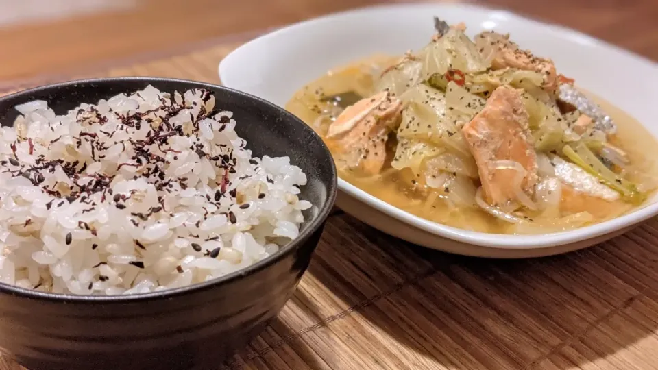 鮭とｷｬﾍﾞﾂの昆布茶煮込&ゆかりごはん〜
の晩ごはん✨|kaz(*･ω･)さん