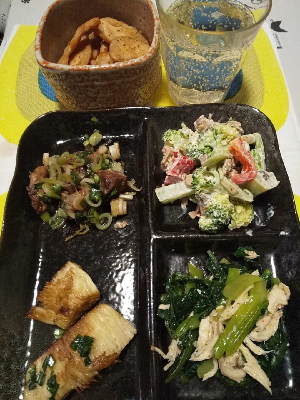 Snapdishの料理写真:今日の晩御飯
※榎茸ステーキ
※小松菜と鶏のペペロンチーノ
※ブロッコリーと鰹フレークのサラダ
※鶏レバー葱醤油
※むね肉ジャーキー
※焼酎ハイボール|れあMIXさん