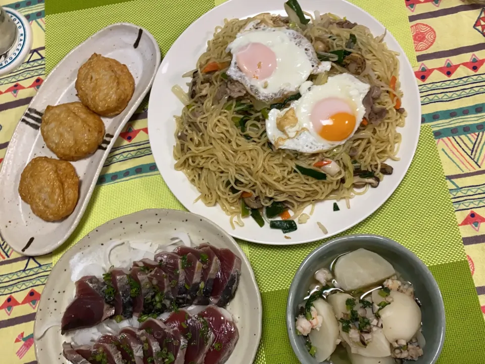 Snapdishの料理写真:海鮮塩焼きそば、鰹のタタキ、玉ねぎさつま揚げ|peanutsさん