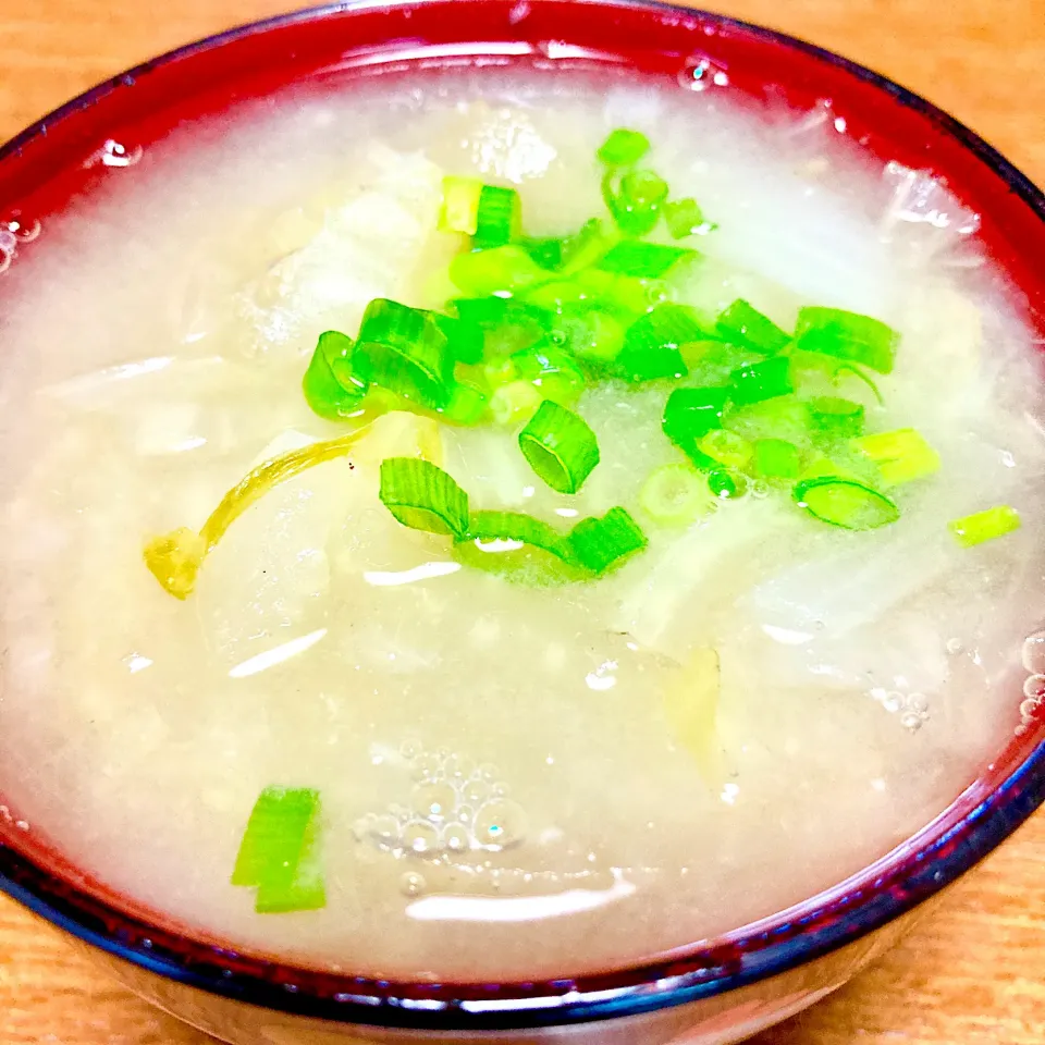 具沢山味噌汁🍀白菜と新玉で。|まいりさん