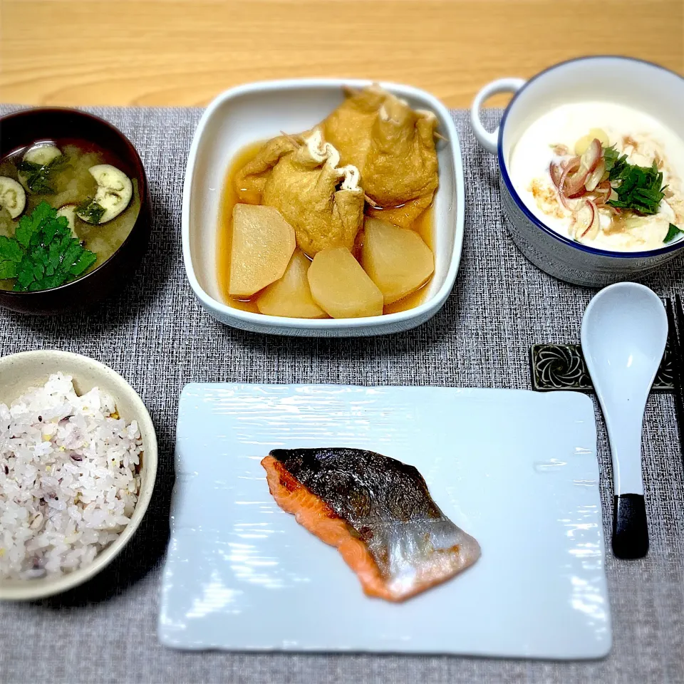 鮭の塩焼き、カブと薄揚げ包みの煮物、おぼろ豆腐、味噌汁(茄子、三つ葉)|ツインうさぎさん