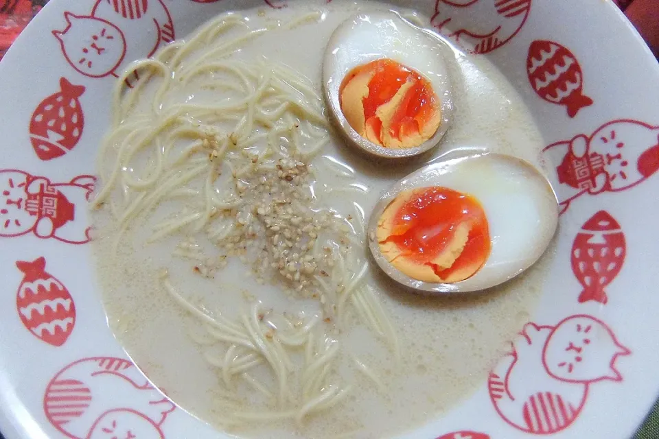 とんこつラーメンに自家製味玉をトッピング(*´ω`*)|深夜特急fさん