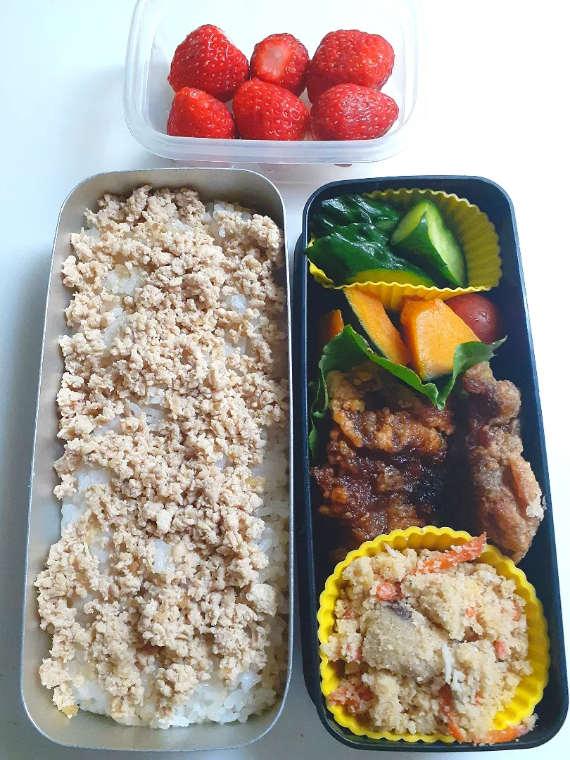 ☆中学生弁当☆そぼろごはん、卯の花、唐揚げ、南瓜煮物、ミニトマト、胡瓜の浅漬け、苺|ｼｮｺﾗさん