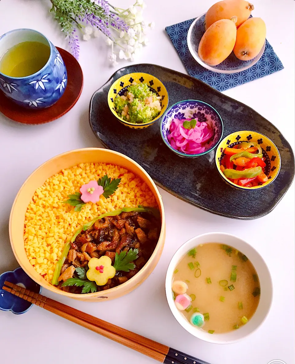 ＊休日のお昼ご飯《二色丼》&ふるさと便《茂木枇杷》|ちゃべさん