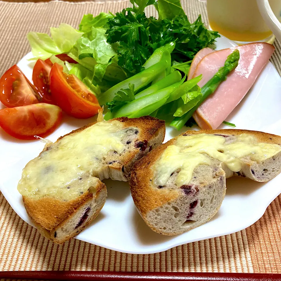 ベーグル🥯とサラダ🥗|akkoさん