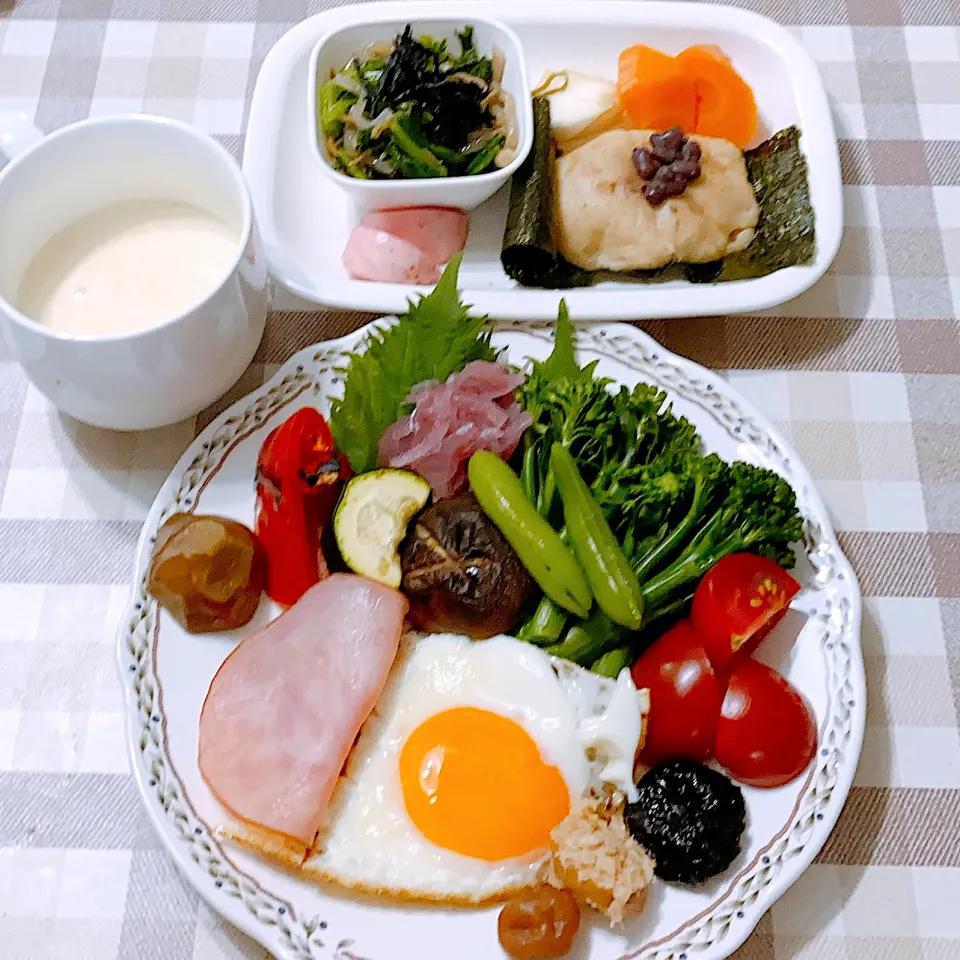 今日の朝ごはん♪レンチンで作った米粉のきな粉蒸しパンを海苔で巻いて頂きました！|riko30294さん