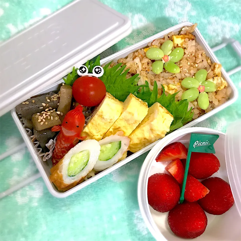 JK1弁当🍱〜鮭チャーハン・玉子焼き・ごぼうこんにゃく煮・ちくわきゅうり・ソーセー人・イチゴ|華恋さん