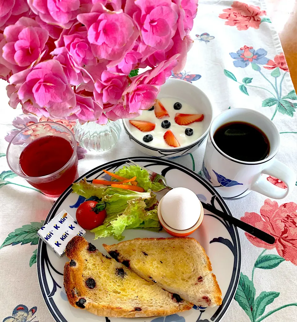 Snapdishの料理写真:お庭の花とモーニングプレート|あっちゃんさん