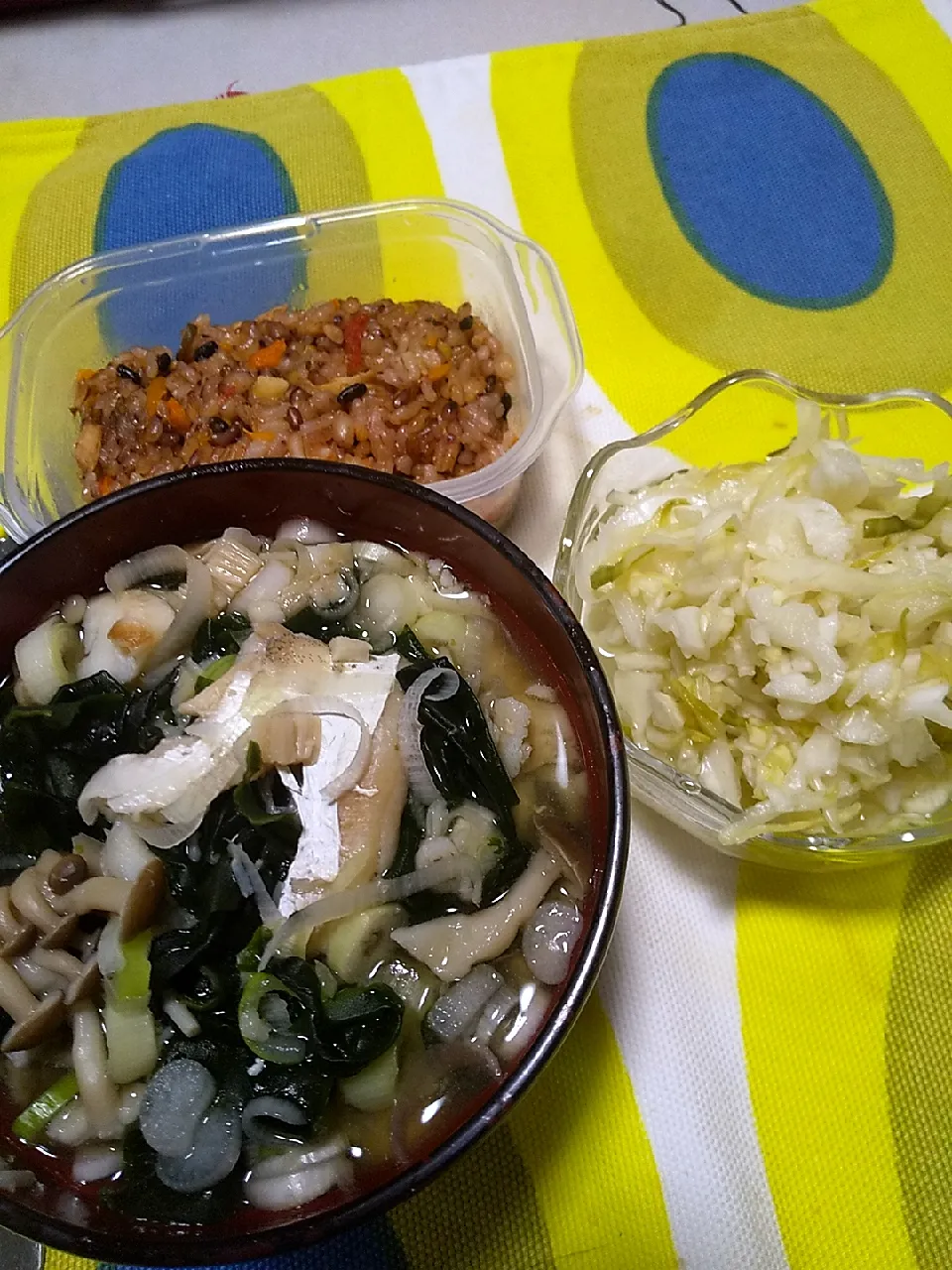 Snapdishの料理写真:今日のお昼ごはん
※鱈の具だくさん汁
※酢キャベツ
※トマトとツナと塩昆布の炊き込みご飯|れあMIXさん