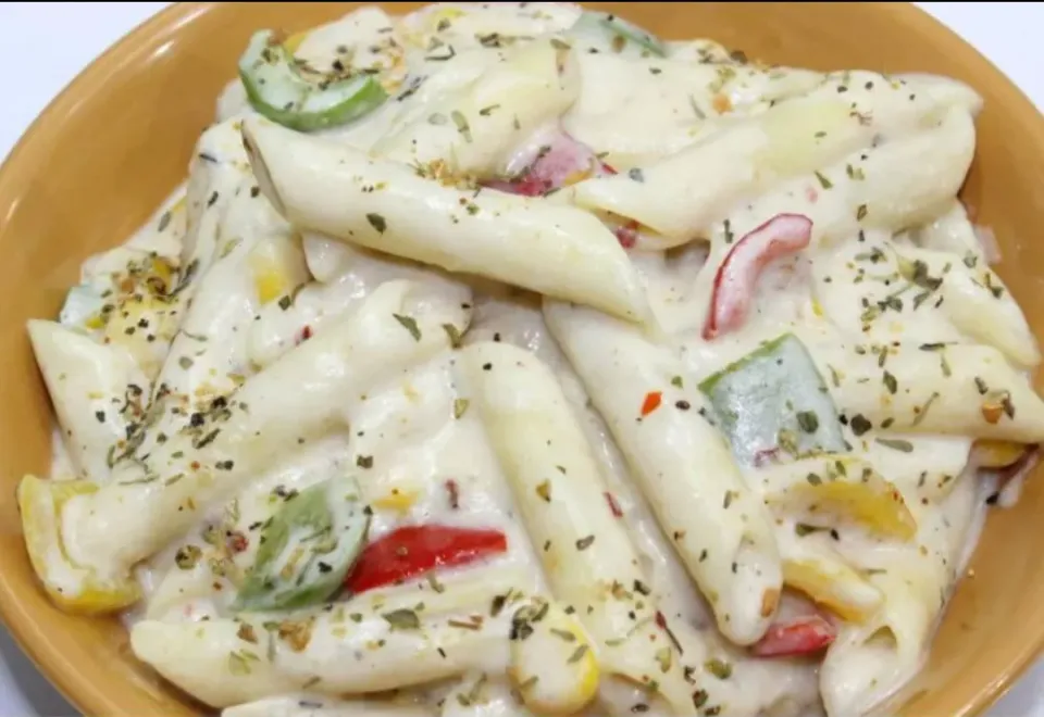 Snapdishの料理写真:pasta in creamy white sauce|Priyaさん