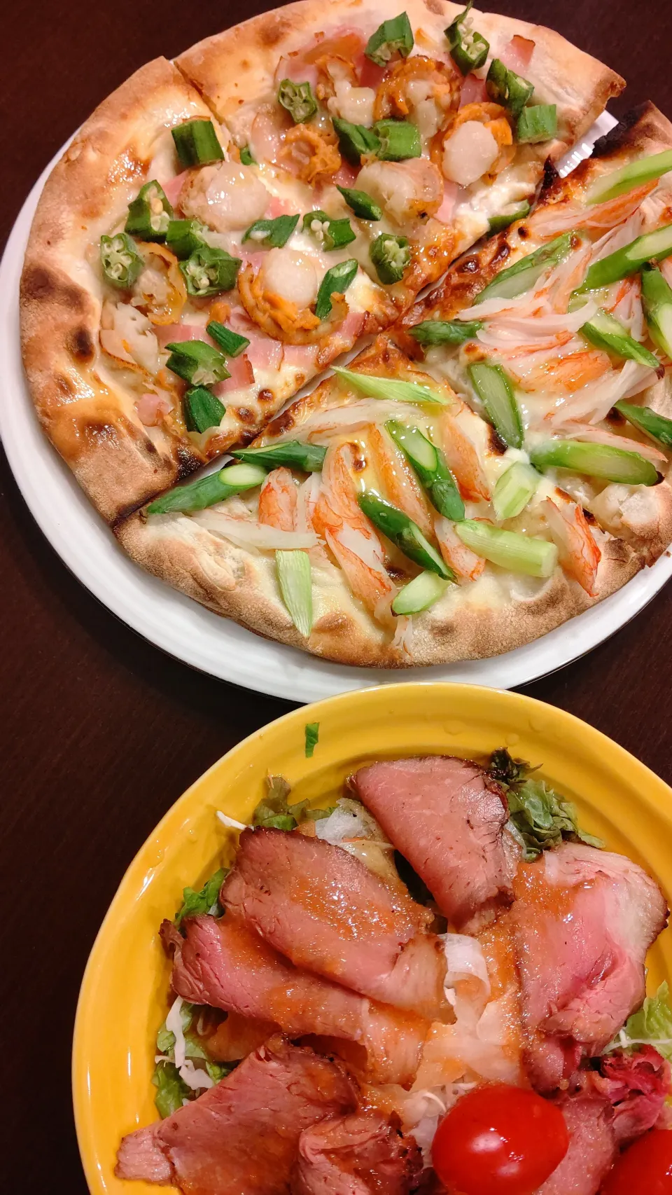 カニカマとアスパラ、ベーコンとホタテのハーフ&ハーフpizza🍕
ローストビーフサラダ  🍷|ゆかさん