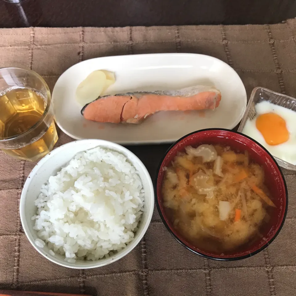 焼鮭、温玉、野菜のお味噌汁|純さん