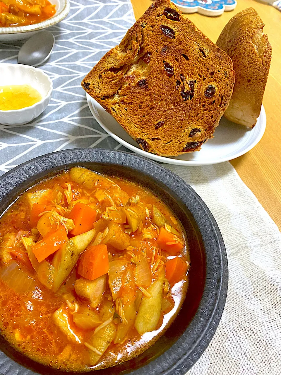 🍅カチャトーラとHBで天然酵母全粒粉レーズン食パン🍞|1614さん