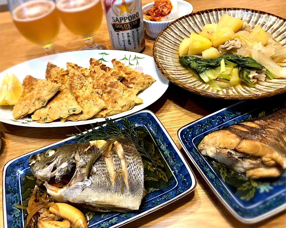 Snapdishの料理写真:イサキ煮付け　大豆粉のチヂミ風　肉じゃが　キムチ冷奴|じゅんさんさん