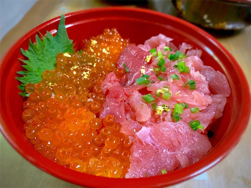 イクラ&目鉢鮪中落ち丼　金箔のせ|やまひろさん