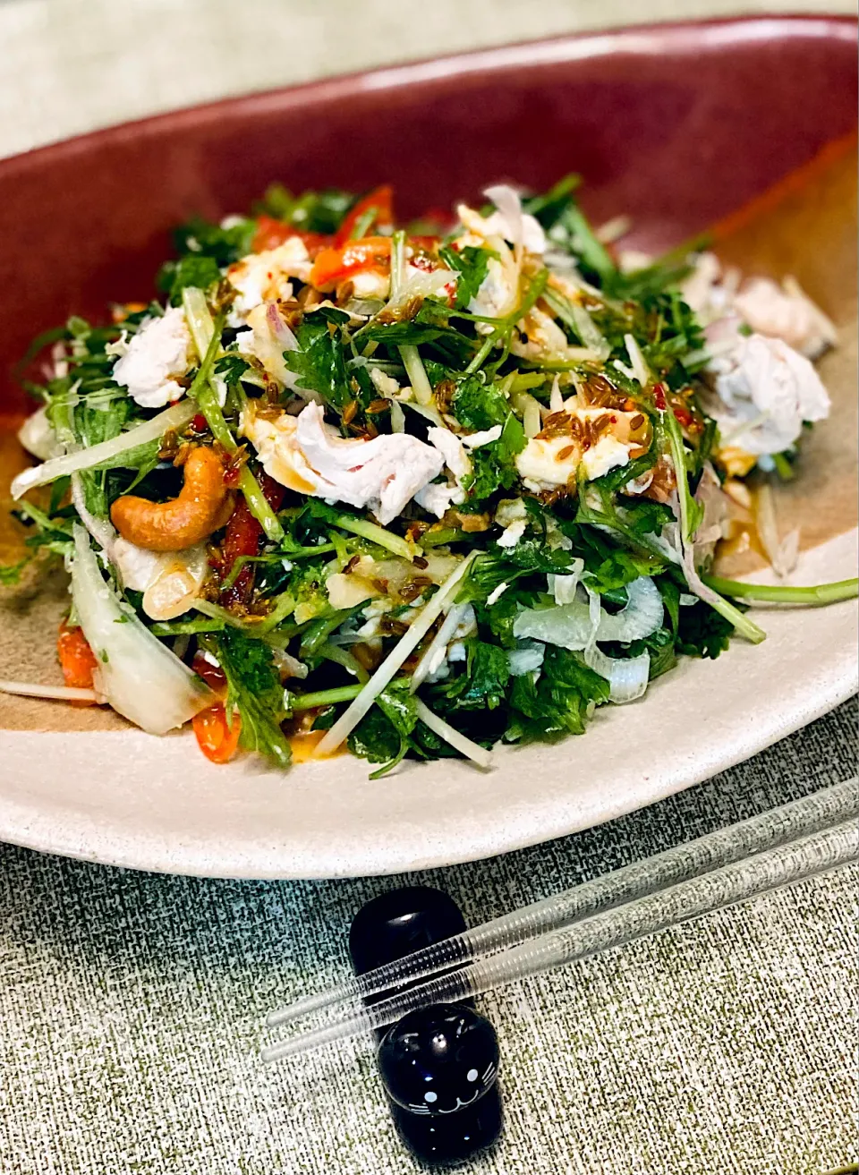 カメムシソウと蒸し鶏サラダ🥗クミンドレッシング掛け|にゃあ（芸名）さん