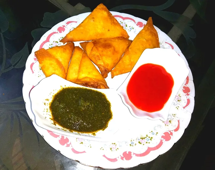 aloo k samose|Daniya saadさん